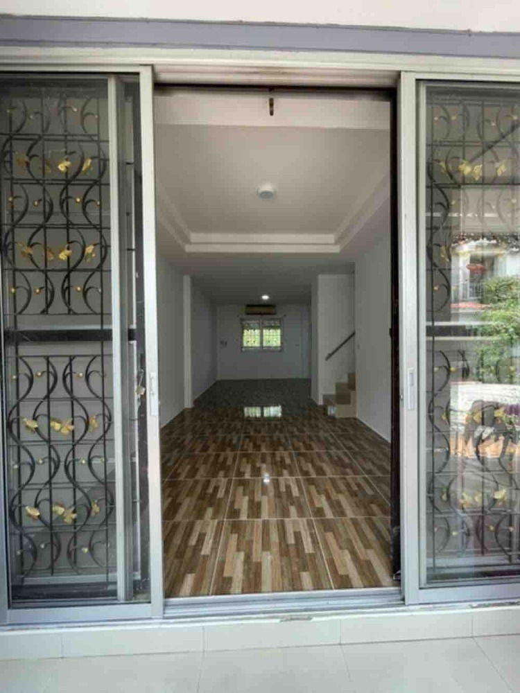 ทาวน์เฮ้าส์ ซอยสีหบุรานุกิจ 2 / 3 ห้องนอน (ขายพร้อมผู้เช่า), Townhouse Soi Sihaburanukit 2 / 3 Bedrooms (SALE WITH TENANT) COF142