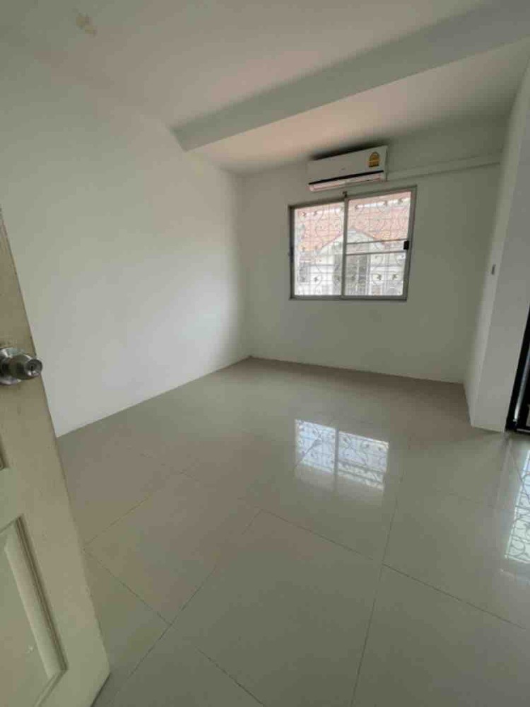 ทาวน์เฮ้าส์ ซอยสีหบุรานุกิจ 2 / 3 ห้องนอน (ขายพร้อมผู้เช่า), Townhouse Soi Sihaburanukit 2 / 3 Bedrooms (SALE WITH TENANT) COF142