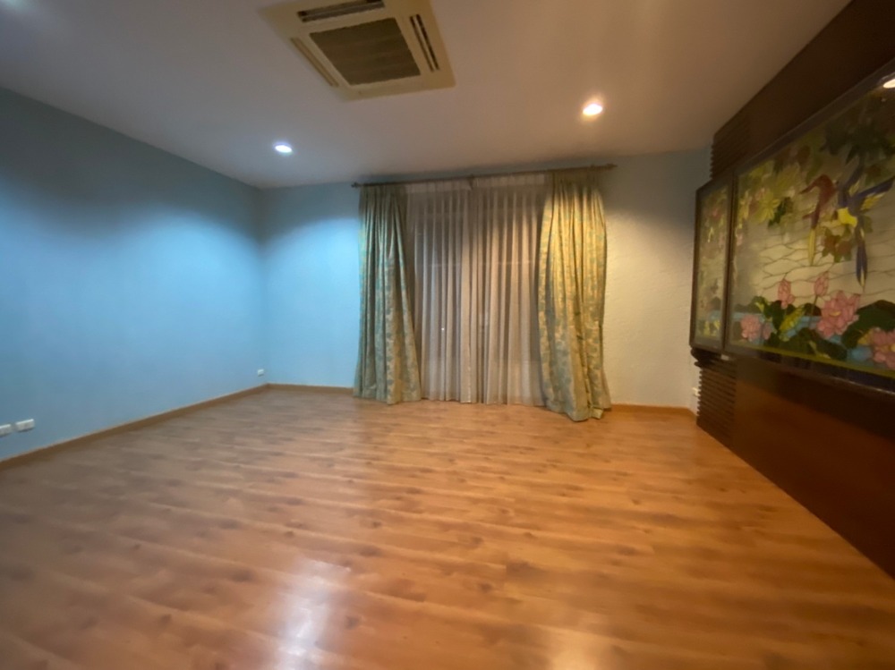 ทาวน์โฮม บ้านกลางกรุง แกรนด์เวียนนา พระราม 3 / 4 ห้องนอน (ขาย), Baan Klang Krung Grande Vienna Rama 3 / Townhome 4 Bedrooms (FOR SALE) NUT594