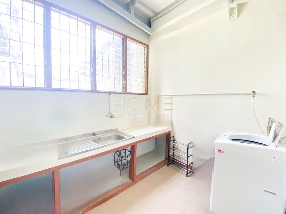 ตึกแถว ซอยอยู่ดี / 2 ห้องนอน (ขาย), Commercial Building Yu Di Alley / 2 Bedrooms (FOR SALE) NUT696