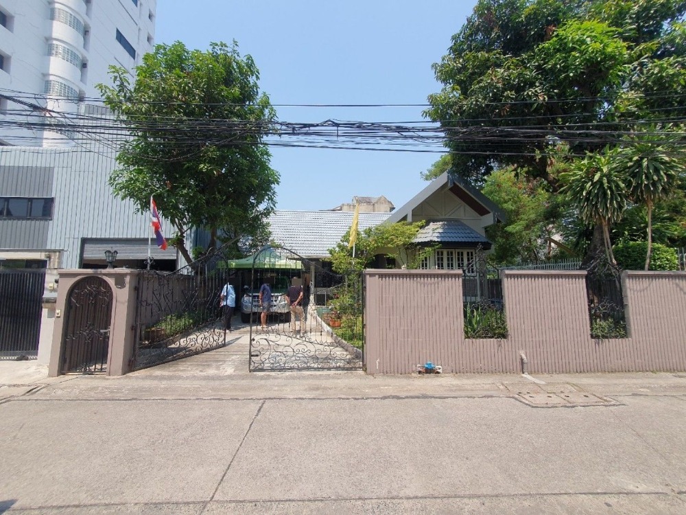 บ้านเดี่ยว ซอยพบมิตร สุขุมวิท 39 / 2 ห้องนอน (ขาย), Detached House Soi Phop Mit Sukhumvit 39 / 2 Bedrooms (FOR SALE) PALM706