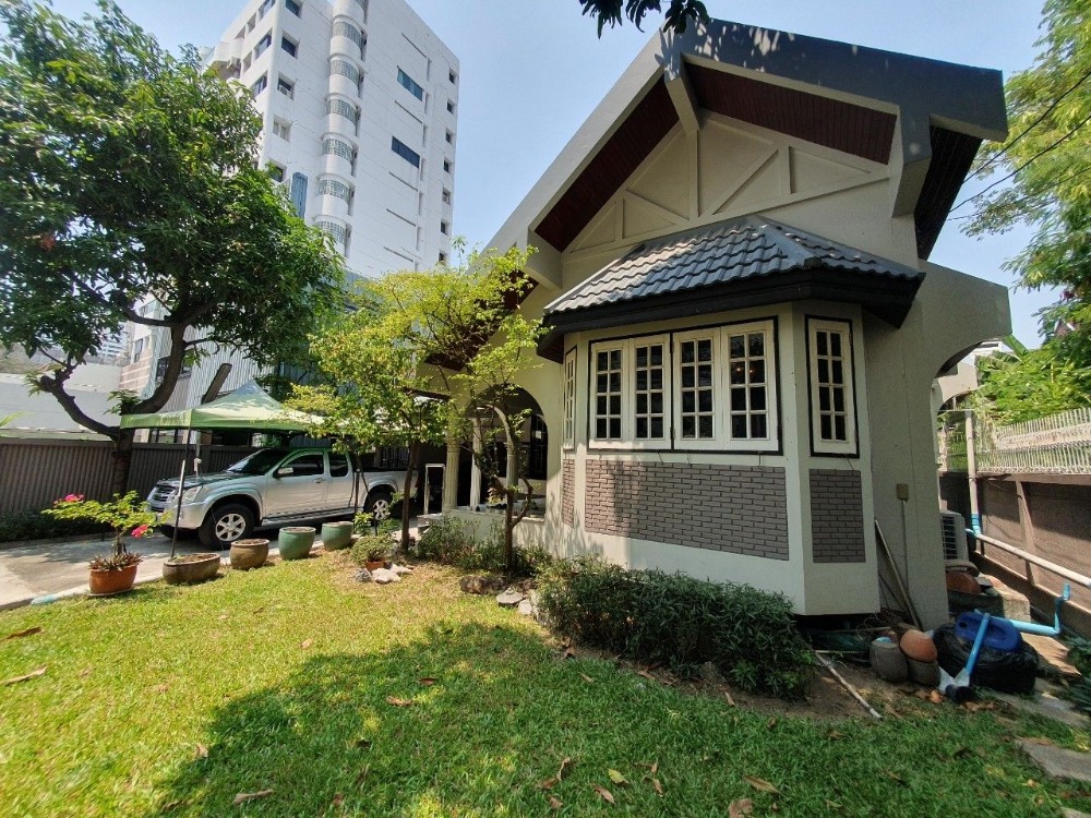 บ้านเดี่ยว ซอยพบมิตร สุขุมวิท 39 / 2 ห้องนอน (ขาย), Detached House Soi Phop Mit Sukhumvit 39 / 2 Bedrooms (FOR SALE) PALM706