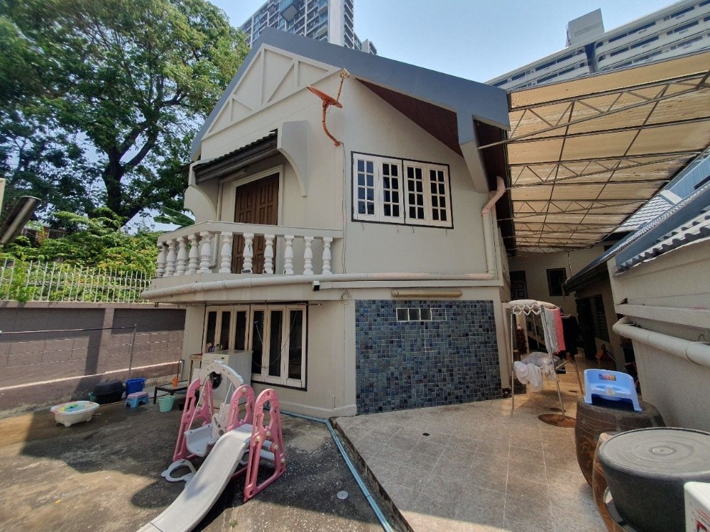 บ้านเดี่ยว ซอยพบมิตร สุขุมวิท 39 / 2 ห้องนอน (ขาย), Detached House Soi Phop Mit Sukhumvit 39 / 2 Bedrooms (FOR SALE) PALM706