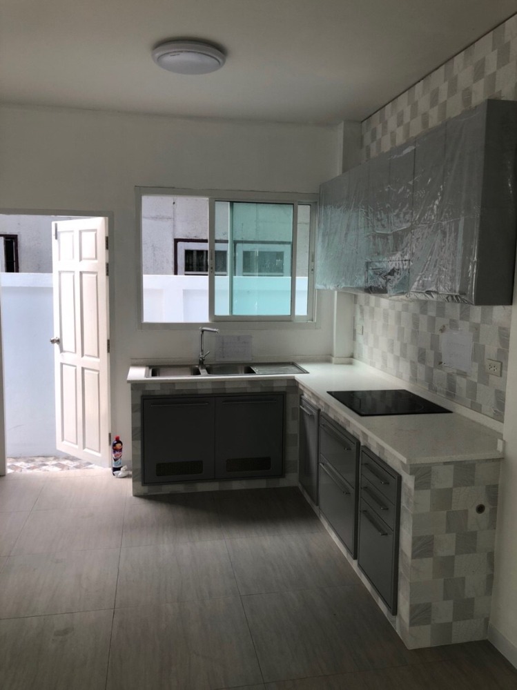 บ้านเดี่ยวติด MRT ท่าพระ บางกอกใหญ่ / 3 ห้องนอน (ขาย), House next to MRT Tha Phra, Bangkok Yai / 3 Bedrooms (SALE) MHOW006