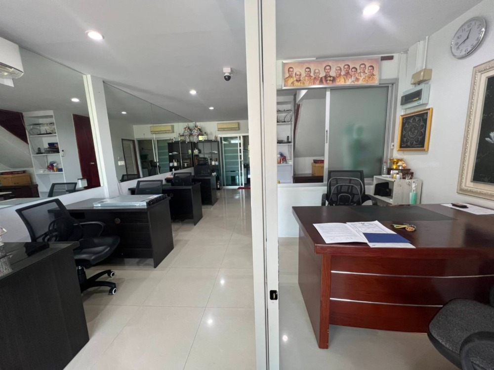 อาคารพาณิชย์ 3 ชั้น ถนนสุขาภิบาล 5 ซอย 5 / 2 ห้องนอน (ขาย), Commercial building Sukhaphiban 5 Road Soi 5 / 2 Bedrooms (SALE) DO294