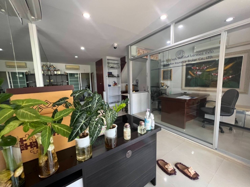 อาคารพาณิชย์ 3 ชั้น ถนนสุขาภิบาล 5 ซอย 5 / 2 ห้องนอน (ขาย), Commercial building Sukhaphiban 5 Road Soi 5 / 2 Bedrooms (SALE) DO294