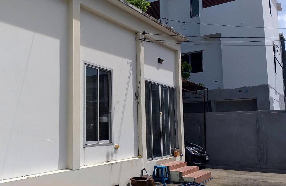 บ้านเดี่ยว โชคชัย 4 ซอย 70 / 2 ห้องนอน (ขาย), Detached House Chokchai 4 Soi 70 / 2 Bedrooms (FOR SALE) RUK229