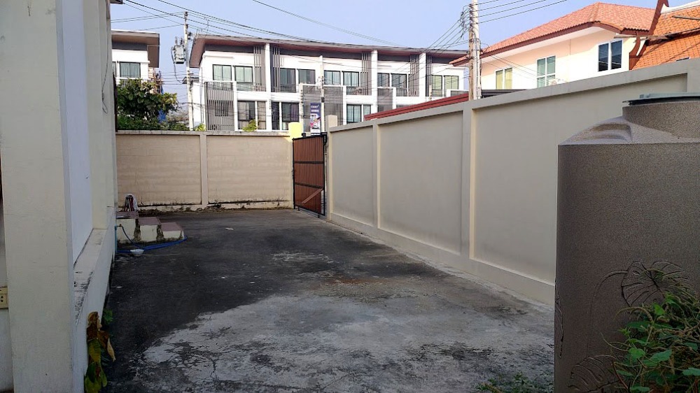 บ้านเดี่ยว โชคชัย 4 ซอย 70 / 2 ห้องนอน (ขาย), Detached House Chokchai 4 Soi 70 / 2 Bedrooms (FOR SALE) RUK229