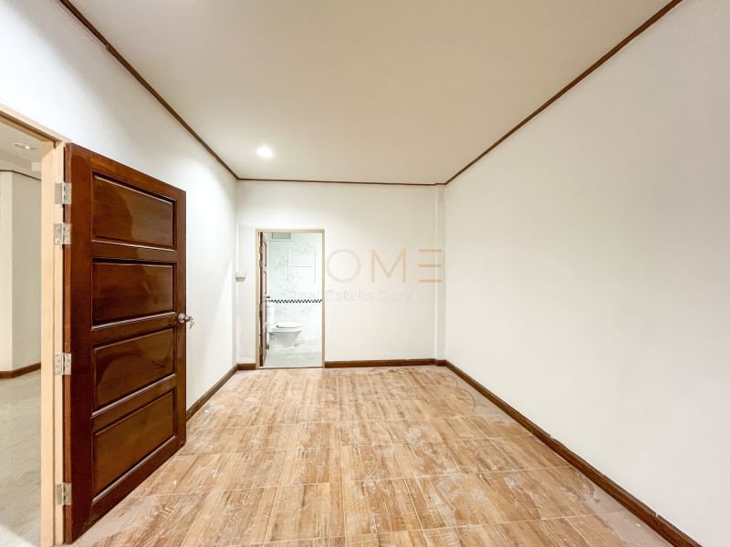 ทาวน์โฮม เจริญกรุง 107 / 4 ห้องนอน (ขาย), Townhome Charoen Krung 107 / 4 Bedrooms (SALE) NUT985