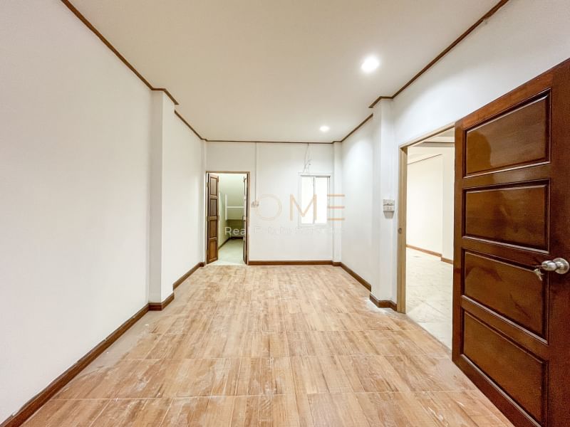 ทาวน์โฮม เจริญกรุง 107 / 4 ห้องนอน (ขาย), Townhome Charoen Krung 107 / 4 Bedrooms (SALE) NUT985