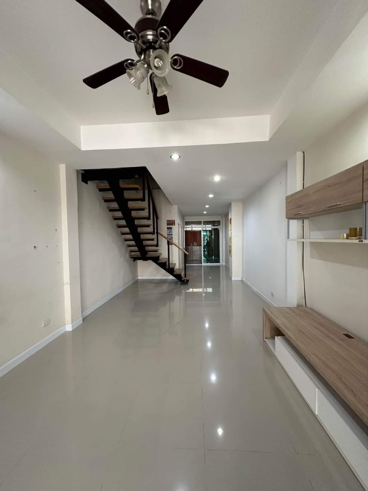 ทาวน์เฮ้าส์ ลาดพร้าว 110 แยก 3 / 4 ห้องนอน (ขาย), Townhouse Ladprao 110 Yaek 3 / 4 Bedrooms (FOR SALE) JANG059