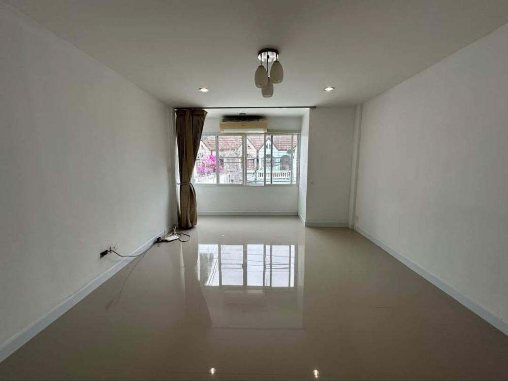 ทาวน์เฮ้าส์ ลาดพร้าว 110 แยก 3 / 4 ห้องนอน (ขาย), Townhouse Ladprao 110 Yaek 3 / 4 Bedrooms (FOR SALE) JANG059