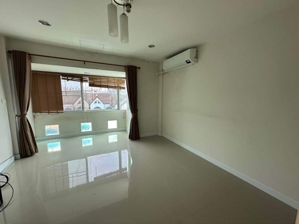 ทาวน์เฮ้าส์ ลาดพร้าว 110 แยก 3 / 4 ห้องนอน (ขาย), Townhouse Ladprao 110 Yaek 3 / 4 Bedrooms (FOR SALE) JANG059