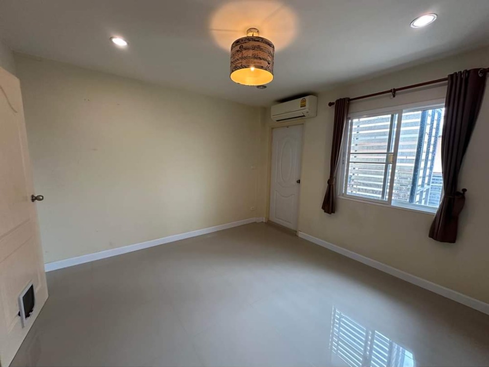 ทาวน์เฮ้าส์ ลาดพร้าว 110 แยก 3 / 4 ห้องนอน (ขาย), Townhouse Ladprao 110 Yaek 3 / 4 Bedrooms (FOR SALE) JANG059