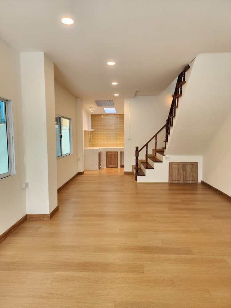 ทาวน์โฮม ซอยร่วมศุภ 1 / 2 ห้องนอน (ขาย), Townhome Soi Ruam Supa 1 / 2 Bedrooms (SALE) Q067