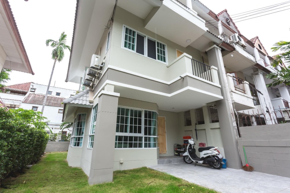 ทาวน์โฮม บ้านลัดดาว สุขุมวิท 68 / 3 ห้องนอน (ขาย), Baan Lat Dao Sukhumvit 68 / Townhome 3 Bedrooms (FOR SALE) PUY357