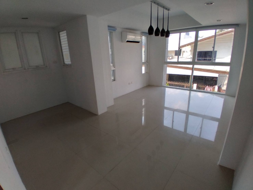 ทาวน์โฮม ซอยปรีดีพนมยงค์ 31 / 6 ห้องนอน (ขาย), Townhome Soi Pridi Banomyong 31 / 6 Bedrooms (FOR SALE) PUY383