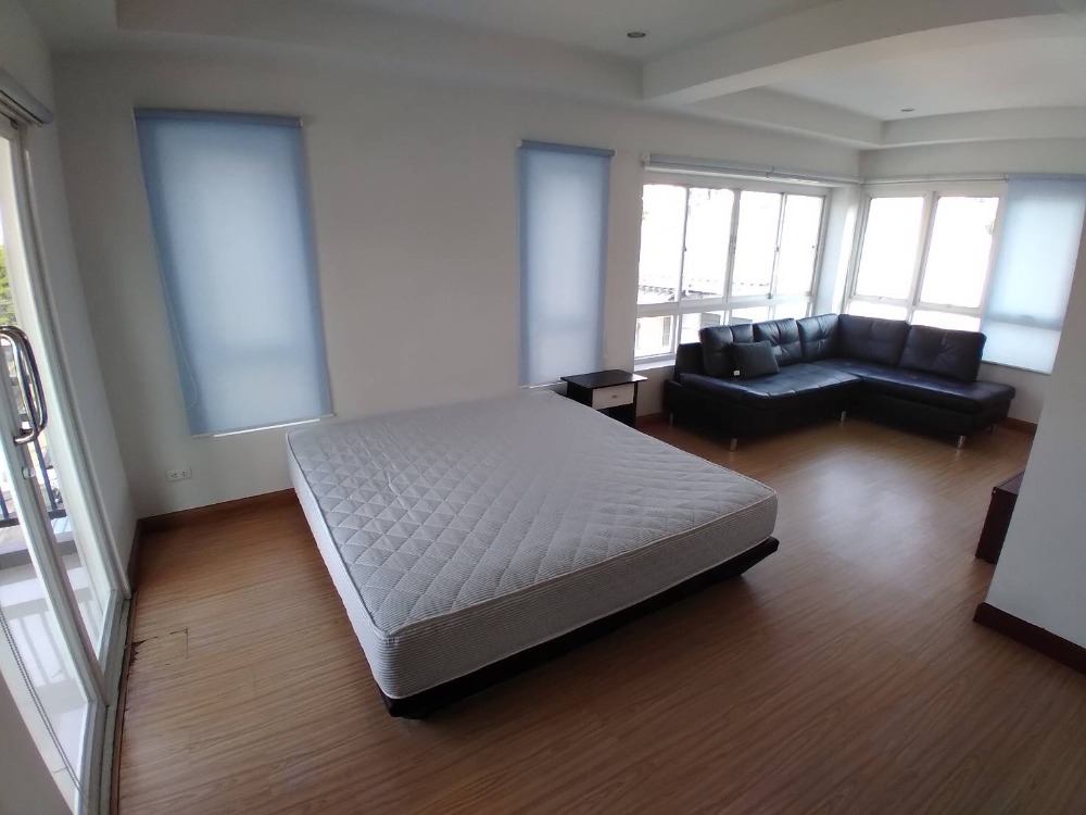 ทาวน์โฮม ซอยปรีดีพนมยงค์ 31 / 6 ห้องนอน (ขาย), Townhome Soi Pridi Banomyong 31 / 6 Bedrooms (FOR SALE) PUY383