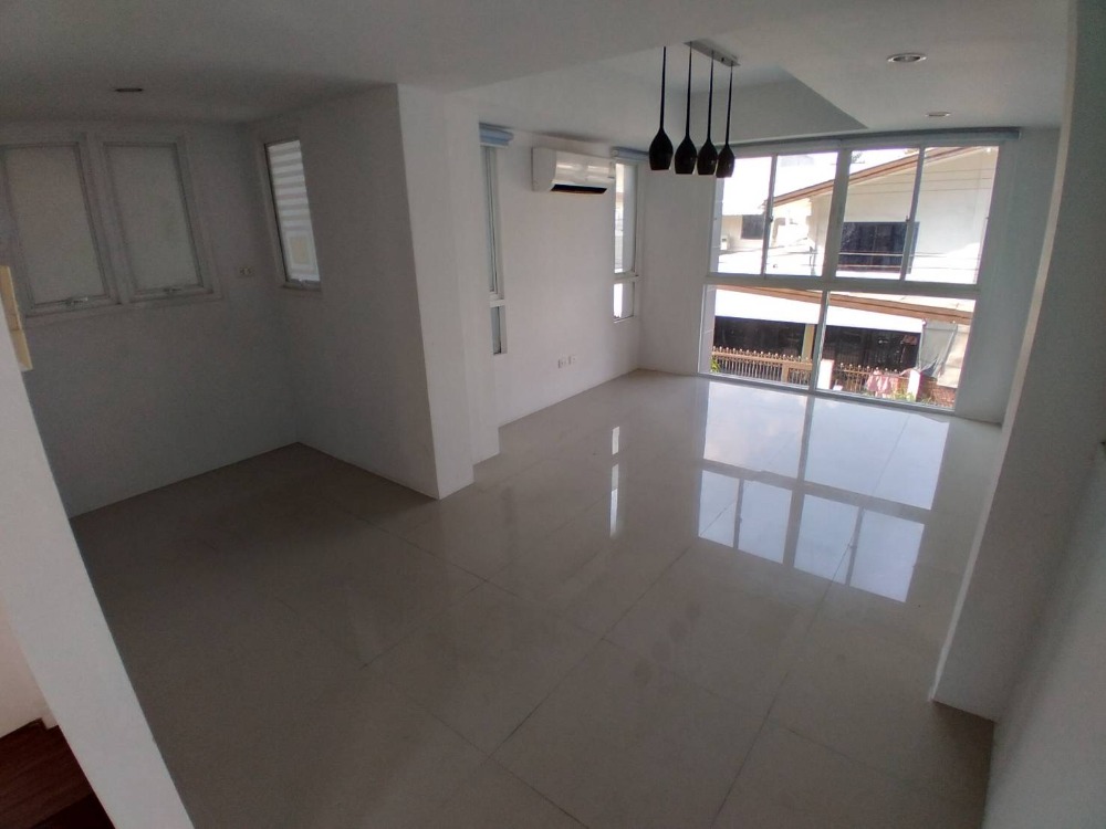 ทาวน์โฮม ซอยปรีดีพนมยงค์ 31 / 6 ห้องนอน (ขาย), Townhome Soi Pridi Banomyong 31 / 6 Bedrooms (FOR SALE) PUY383