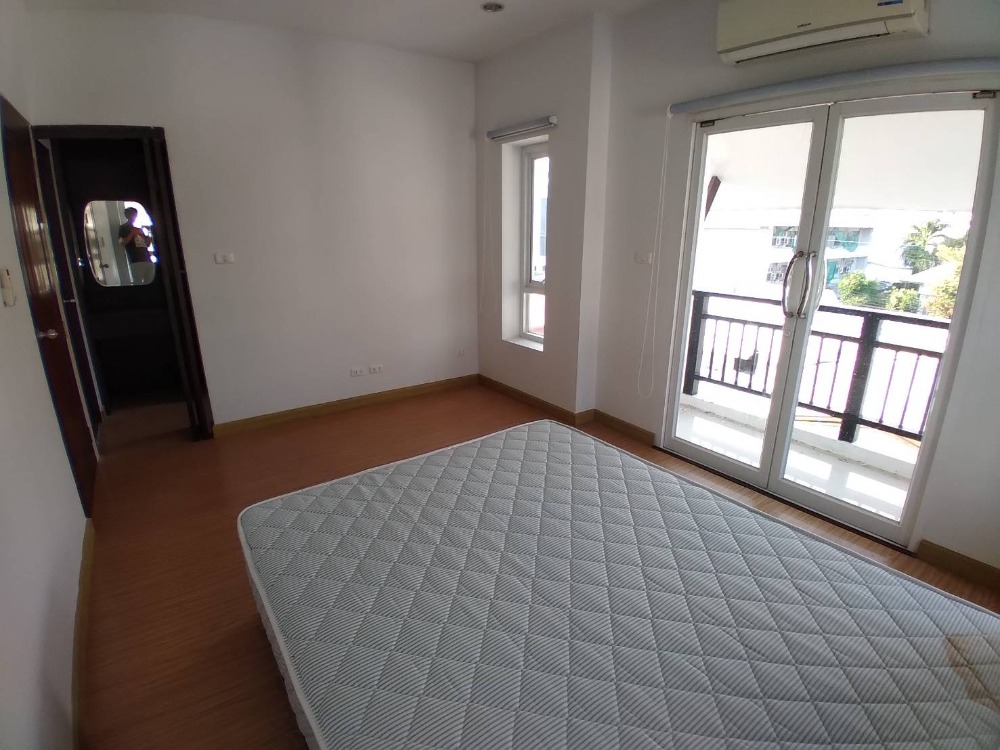 ทาวน์โฮม ซอยปรีดีพนมยงค์ 31 / 6 ห้องนอน (ขาย), Townhome Soi Pridi Banomyong 31 / 6 Bedrooms (FOR SALE) PUY383