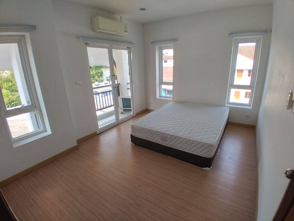 ทาวน์โฮม ซอยปรีดีพนมยงค์ 31 / 6 ห้องนอน (ขาย), Townhome Soi Pridi Banomyong 31 / 6 Bedrooms (FOR SALE) PUY383