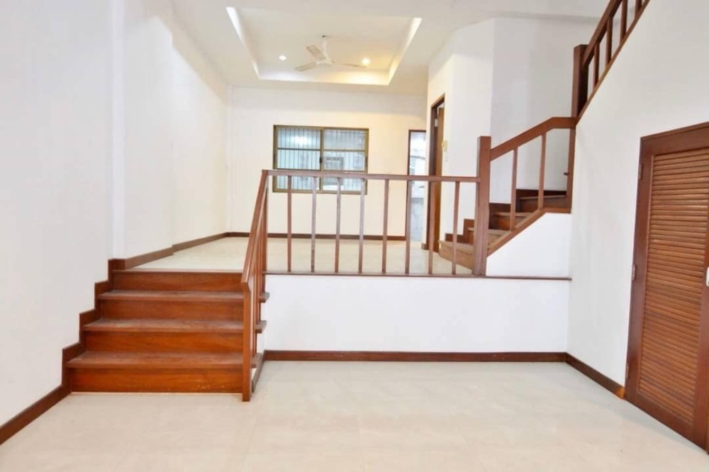 ทาวน์โฮม ซอยสุขุมวิท 52 / 6 ห้องนอน (ขาย), Townhome Soi Sukhumvit 52 / 6 Bedrooms (FOR SALE) PUY384