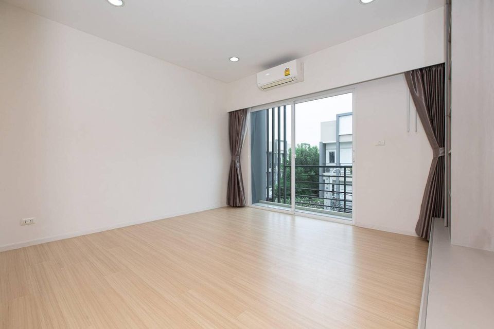 ทาวน์โฮม บ้านกลางเมือง สุขุมวิท 77 / 3 ห้องนอน (ขาย), Baan Klang Muang Sukhumvit 77 / Townhome 3 Bedrooms (FOR SALE) TIK526