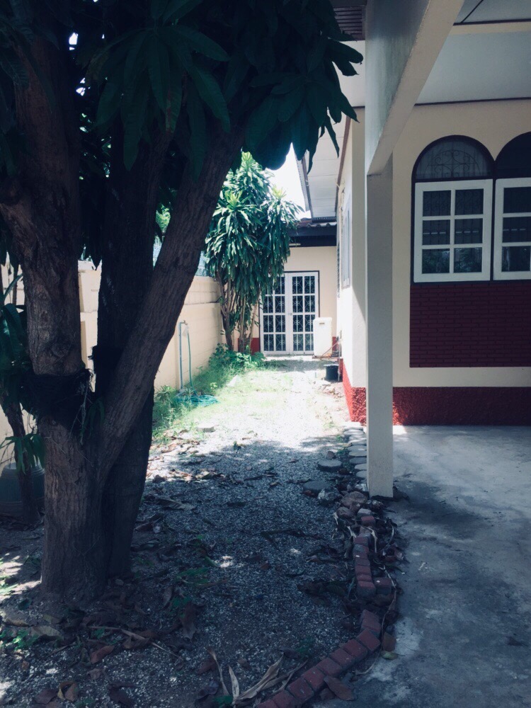 บ้านพร้อมที่ดิน ถ.บางแสนสาย 2 หน้าซอย 13 / 3 ห้องนอน (ขาย), House with Land Bang Saen Sai 2 Road in front of Soi 13 / 3 Bedrooms (SALE) AA048