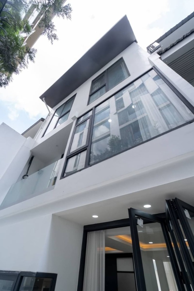 ทาวน์โฮม สุขุมวิท 15 / 3 ชั้น (ขาย), Townhome Sukhumvit 15 / 3 - Story (SALE) PALM852