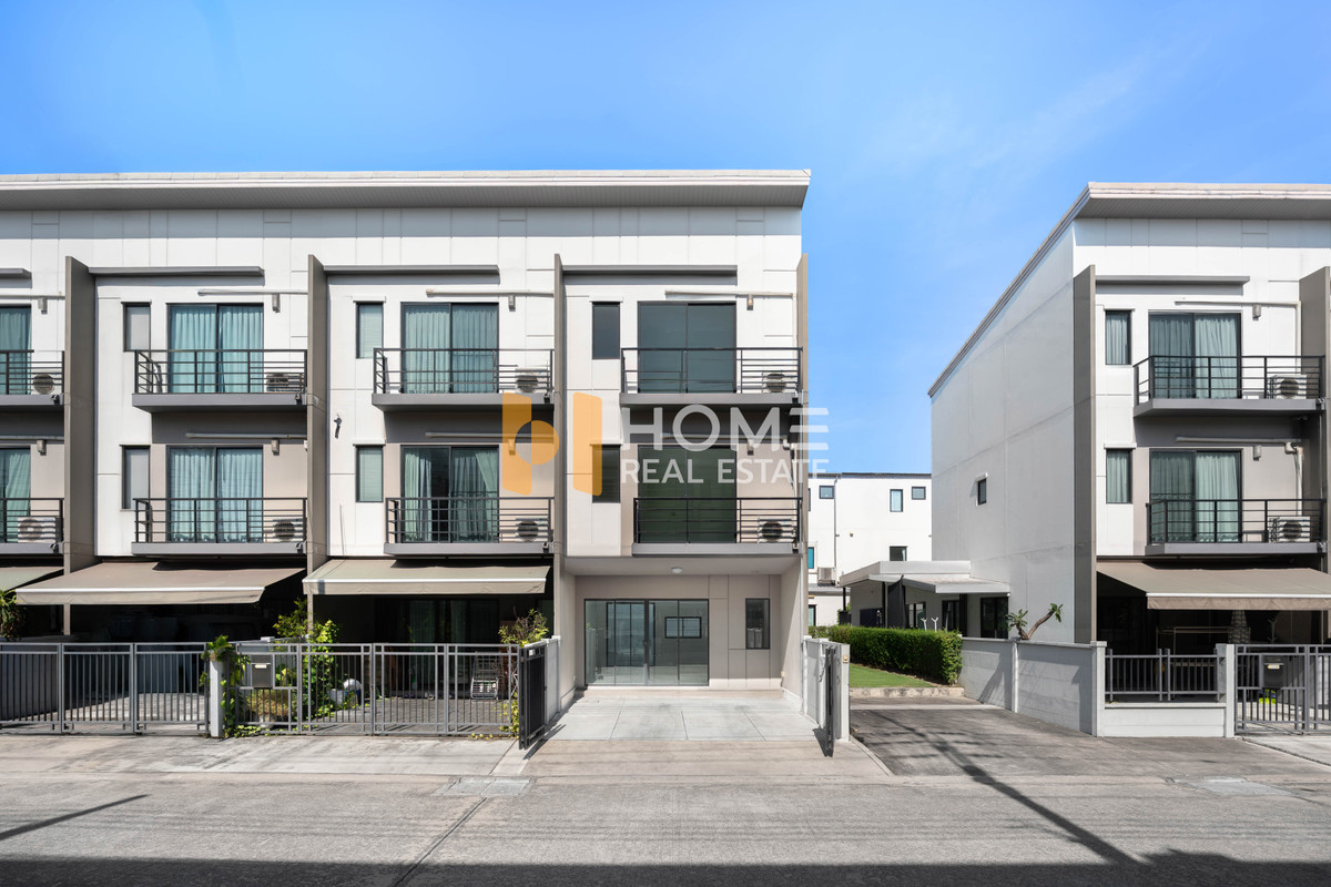 🏡✨ หลังมุมติดถนนเมน! สภาพใหม่กริบ ราคาดีที่สุดในโครงการ 💥 ทาวน์โฮม บ้านกลางเมือง ปิ่นเกล้า - จรัญ / 3 ห้องนอน (ขาย), Baan Klang Muang Pinklao - Charan / Townhome 3 Bedrooms (FOR SALE) BALL215
