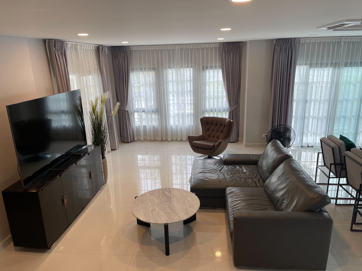 เซนโทร บางนา เฟส 2 / 4 ห้องนอน (ขายพร้อมผู้เช่า), Centro Bangna Phase 2 / 4 Bedrooms (SALE WITH TENANT) YOK012