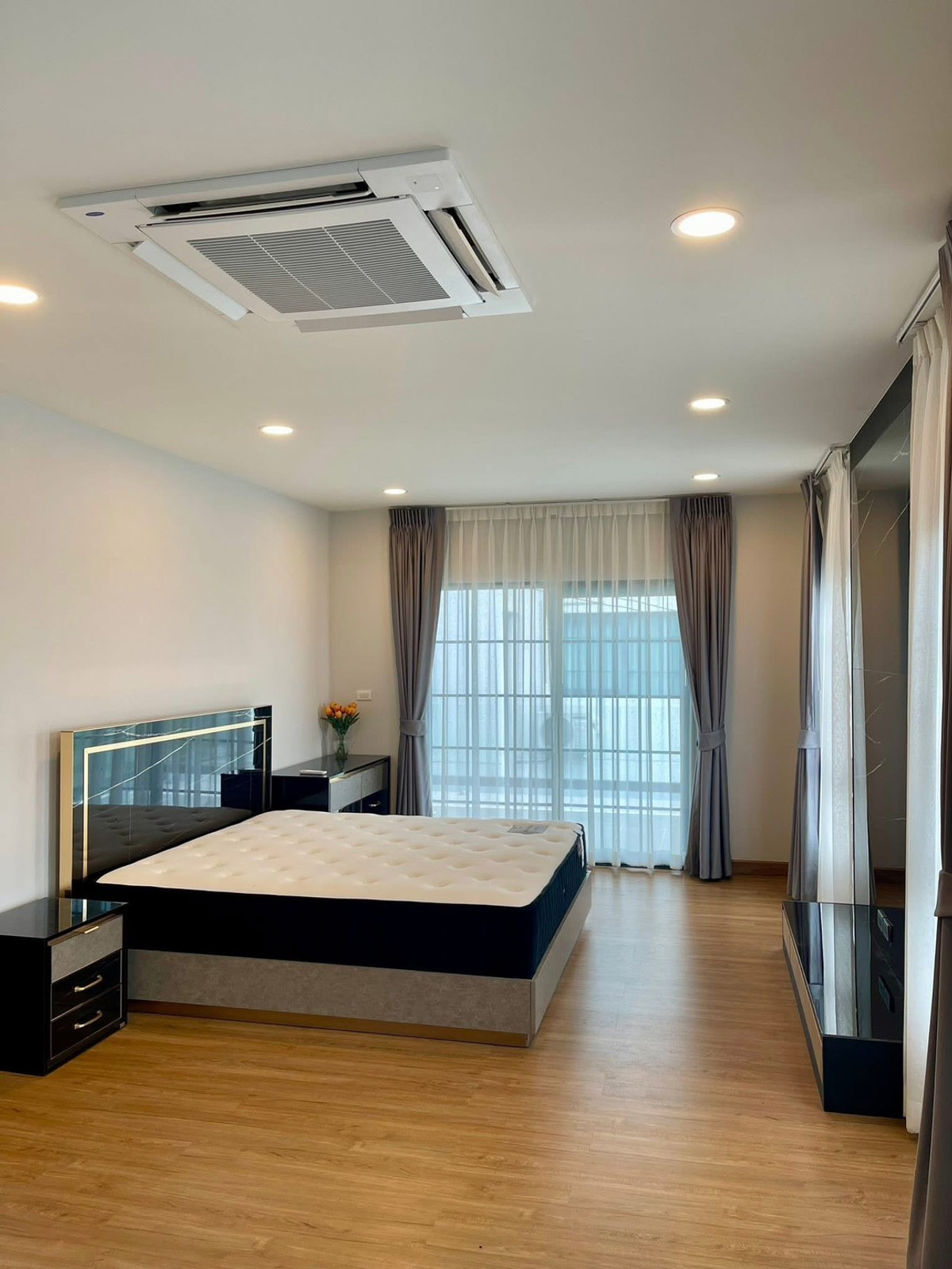 เซนโทร บางนา เฟส 2 / 4 ห้องนอน (ขายพร้อมผู้เช่า), Centro Bangna Phase 2 / 4 Bedrooms (SALE WITH TENANT) YOK012