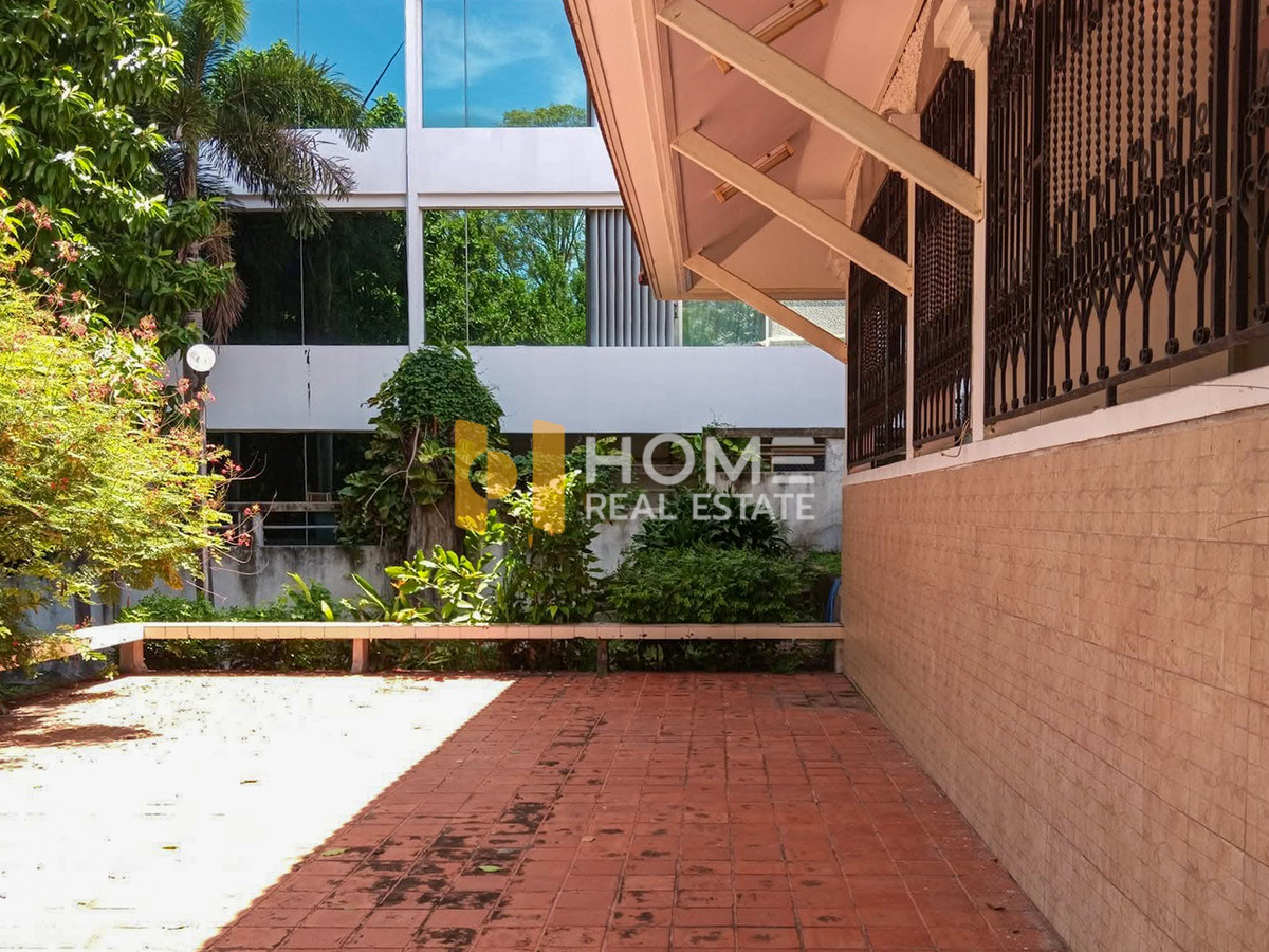 ที่ดินพร้อมบ้านติดทะเล 1 ไร่ซอย 14 ต.บางพระ อ.ศรีราชา จ.ชลบุรี /(ขาย), Land with a house next to the sea 1 rai Soi 14 Bang Phra Sub Si Racha Dist Chonburi /(FOR SALE) YEAN127