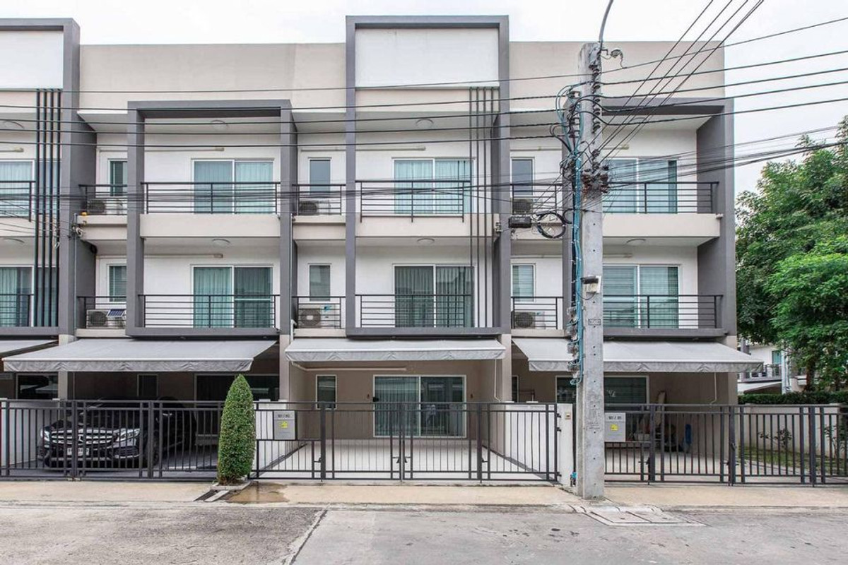 ทาวน์โฮม บ้านกลางเมือง สุขุมวิท 77 / 2 ห้องนอน (ขายพร้อมผู้เช่า), Townhome Baan Klang Muang Sukhumvit 77 / 2 Bedrooms (SALE WITH TENENT) FON249