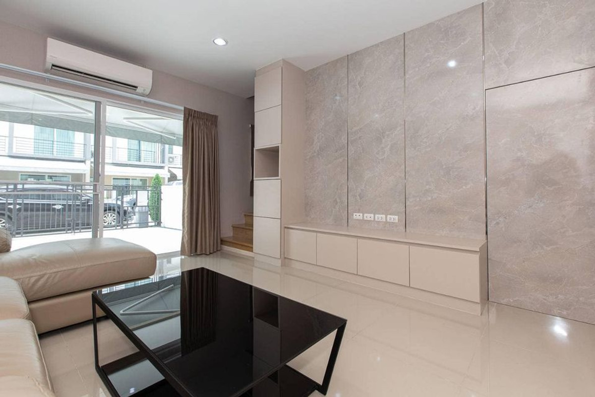ทาวน์โฮม บ้านกลางเมือง สุขุมวิท 77 / 2 ห้องนอน (ขายพร้อมผู้เช่า), Townhome Baan Klang Muang Sukhumvit 77 / 2 Bedrooms (SALE WITH TENENT) FON249
