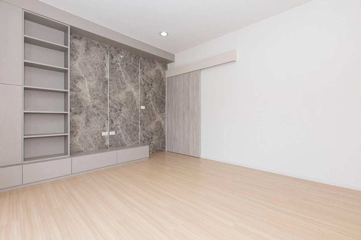 ทาวน์โฮม บ้านกลางเมือง สุขุมวิท 77 / 2 ห้องนอน (ขายพร้อมผู้เช่า), Townhome Baan Klang Muang Sukhumvit 77 / 2 Bedrooms (SALE WITH TENENT) FON249