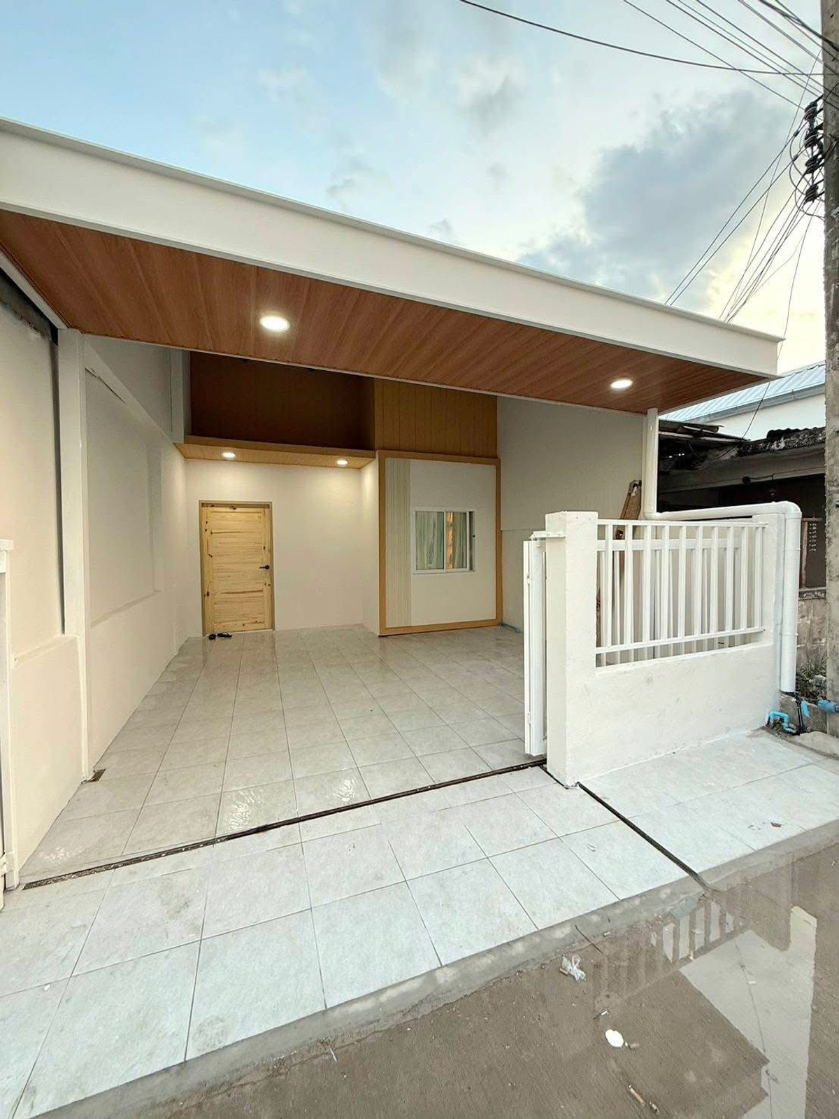 ทาวน์เฮ้าส์ 25 ตร.วา. พัทยาเหนือ / 2 ห้องนอน (ขาย), Townhouse 25 sq m North Pattaya  / 2 Bedrooms (FOR SALE) BEWN112