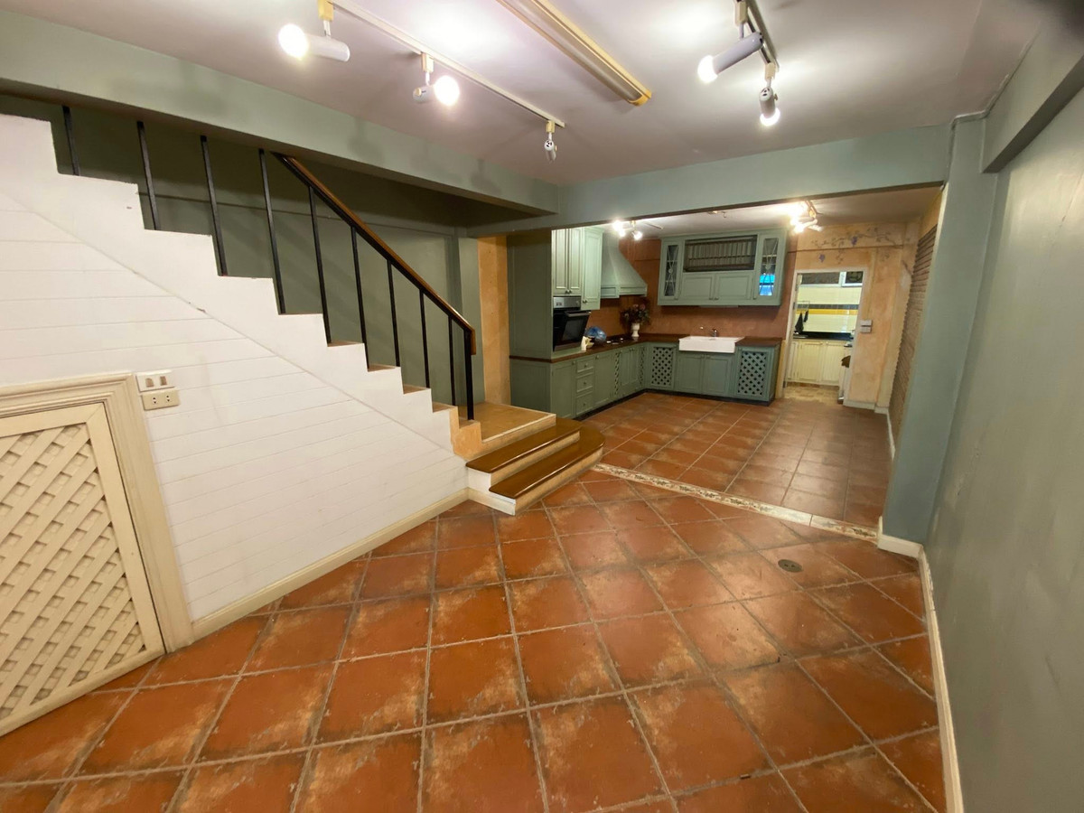 อาคารพาณิชย์ ถนนศรีนครินทร์ / 4 ชั้น (เช่า), Commercial Building Srinakarin Road / 4 Floors (FOR RENT) YOK109