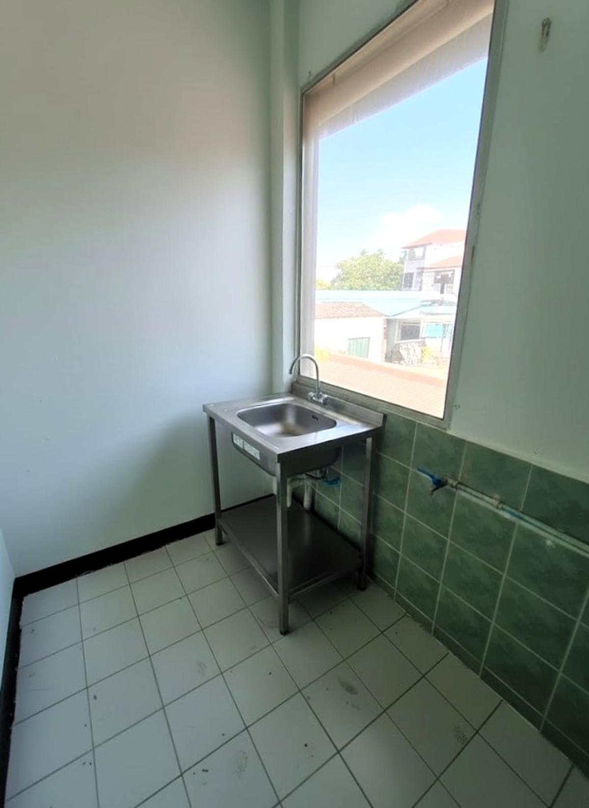 ลงทุนคุ้ม! มีผู้เช่า พร้อมรับรายได้ทันที 🔥 อพาร์ตเมนต์ เชื่อมสัมพันธ์ หนองจอก / 23 ห้อง (ขายพร้อมผู้เช่า), Apartment Chuamsampan Nong Chok / 23 Rooms (SALE WITH TENANT) FAHS001