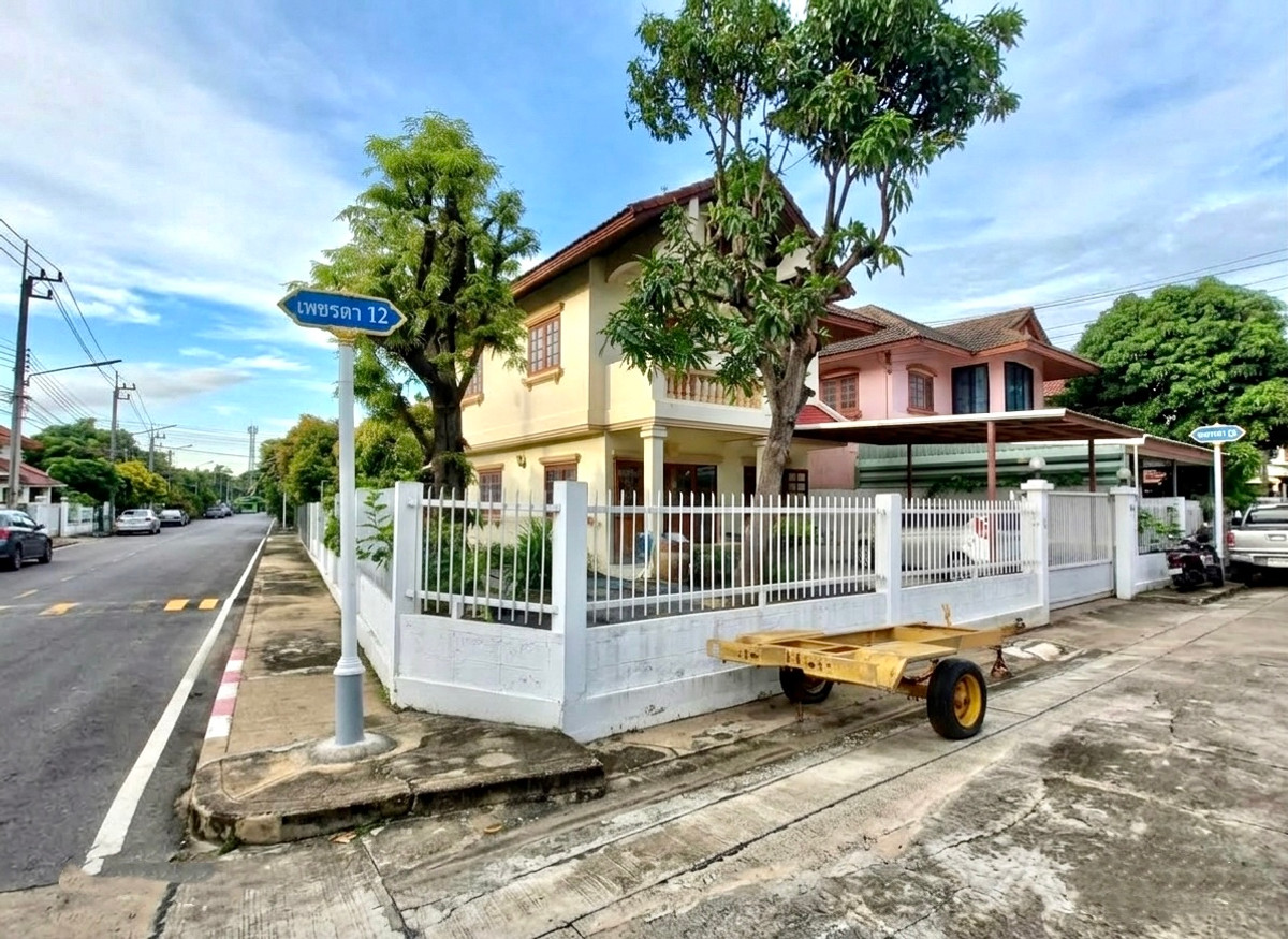 บ้านพร้อมที่ดิน หมู่บ้านเพชรลดา / 2 ห้องนอน (ขาย), House & Land Phetlada Village / 2 Bedrooms (FOR SALE) BNS021
