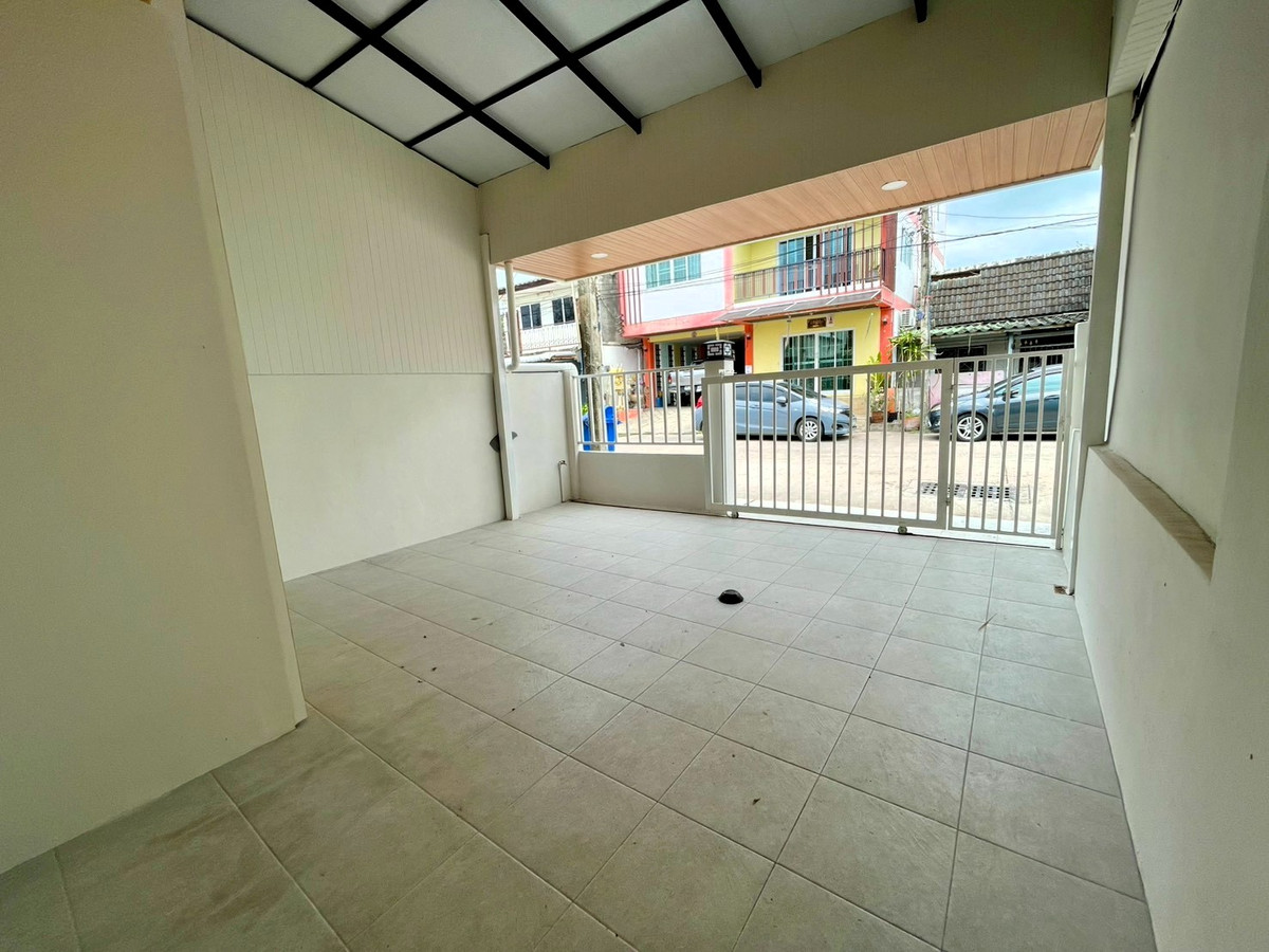 ผ่อนถูกกว่าเช่า! บ้านรีโนเวทใหม่ สุขุมวิท 43 🔥 ทาวน์เฮ้าส์ พัทยาเหนือ / 2 ห้องนอน (ขาย), Townhouse North Pattaya / 2 Bedrooms (FOR SALE) BEWN112