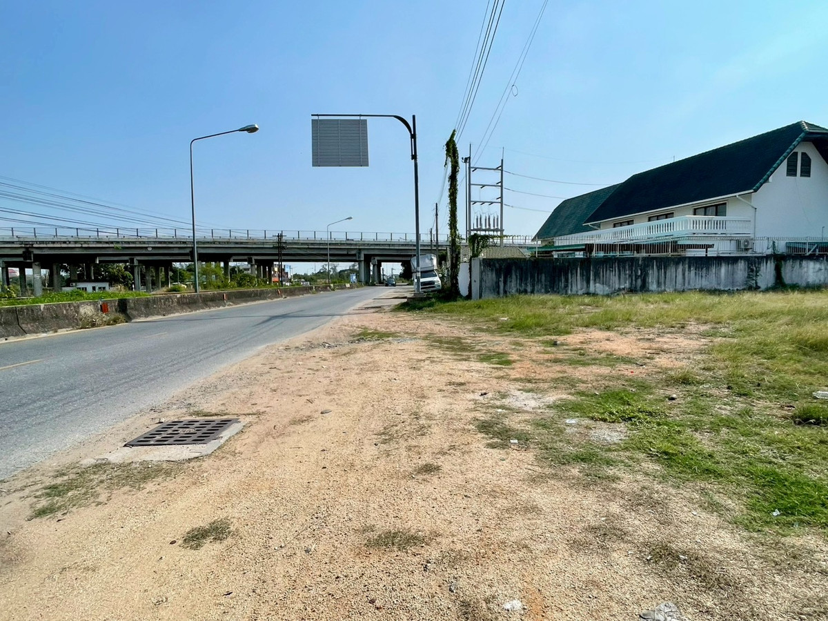 โอกาสทอง! หน้ากว้าง ติดถนนเลียบรถไฟ ใกล้มอเตอร์เวย์ 🔥 ที่ดิน 257 ตร.วา ติดถนนเลียบทางรถไฟ พัทยาเหนือ / (ขาย), Land 257 sq.wah next to the railway side road North Pattaya / (FOR SALE) BEWN124