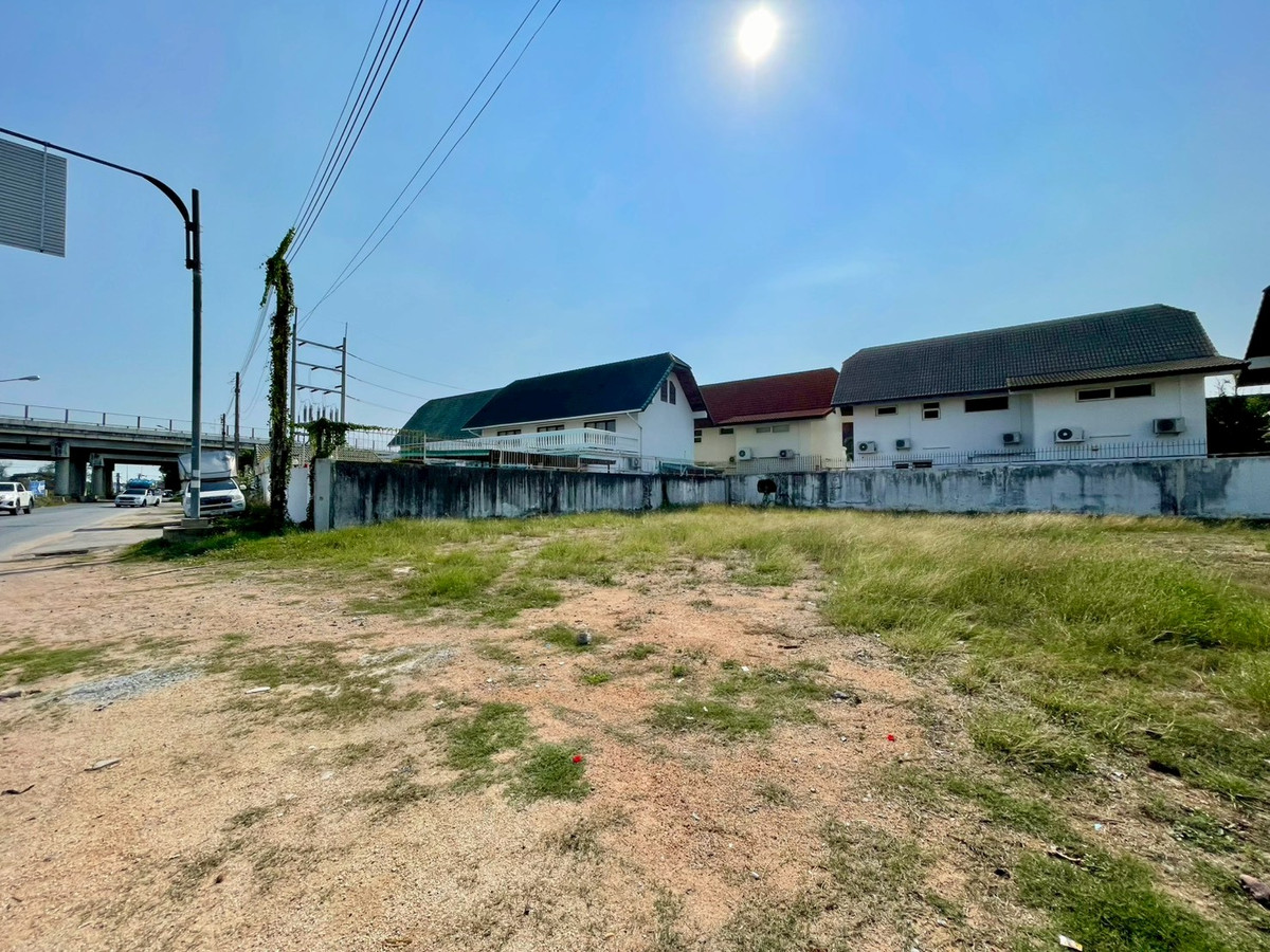 โอกาสทอง! หน้ากว้าง ติดถนนเลียบรถไฟ ใกล้มอเตอร์เวย์ 🔥 ที่ดิน 257 ตร.วา ติดถนนเลียบทางรถไฟ พัทยาเหนือ / (ขาย), Land 257 sq.wah next to the railway side road North Pattaya / (FOR SALE) BEWN124