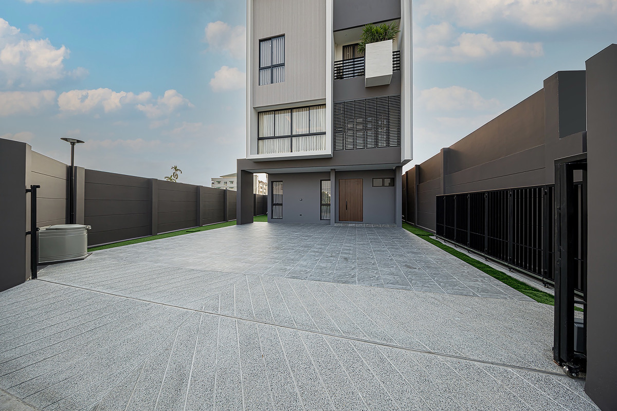 บ้านพร้อมที่ดิน ฟีล ทาวน์ ลาดพร้าว 101 / 4 ห้องนอน (ขาย), House With Land Feel Town Lat Phrao 101 Feel Town Lat Phrao 101 / 4 Bedrooms (FOR SALE) TPM380