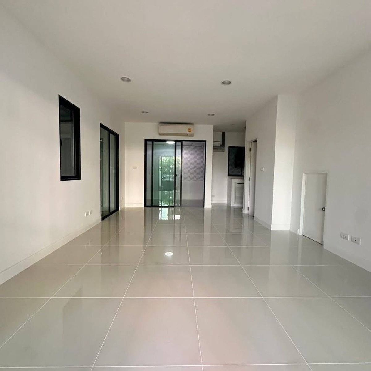 ทาวน์โฮม บ้านกลางเมือง นวมินทร์ 42 / 3 ห้องนอน (ขาย), Townhome Baan Klang Muang Nawamin 42 / 3 Bedrooms (FOR SALE) MNT078