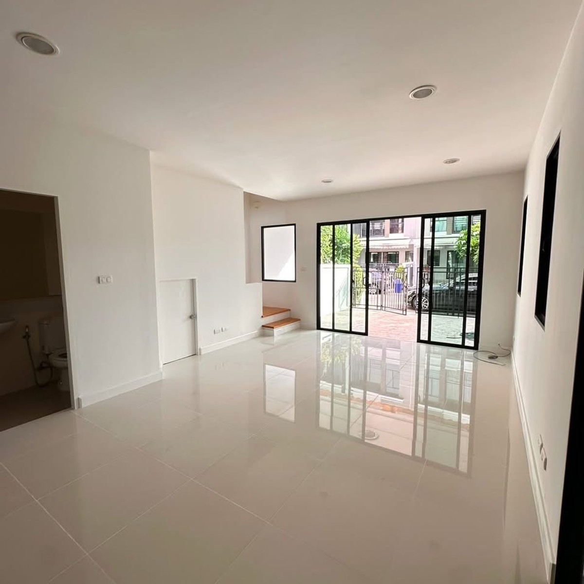 ทาวน์โฮม บ้านกลางเมือง นวมินทร์ 42 / 3 ห้องนอน (ขาย), Townhome Baan Klang Muang Nawamin 42 / 3 Bedrooms (FOR SALE) MNT078