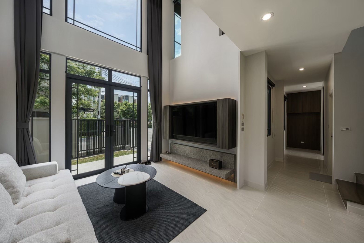 ทาวน์โฮม บ้านกลางเมือง คลาสเซ่ สุขุมวิท 77 / 2 ห้องนอน (เช่า), Townhome Baan Klang Muang Classe Sukhumvit 77 / 2 Bedrooms (FOR RENT) GNG073