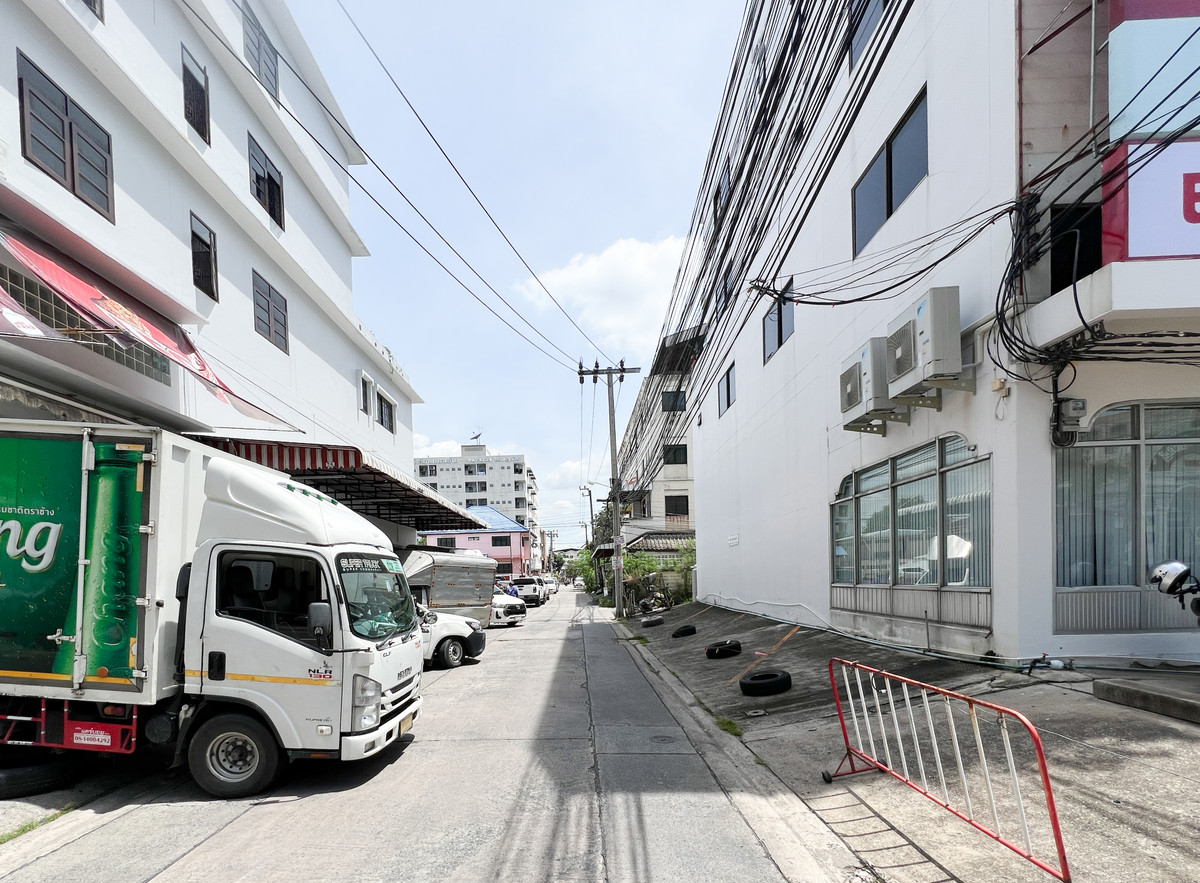 อาคารพาณิชย์ 2 คูหา ซอยอุดมสุข 49 / 4 ชั้น (ขายพร้อมผู้เช่า), Commercial Building 2 Units Soi Udomsuk 49 / 4 Storey (SALE WITH TENANT) GNG095