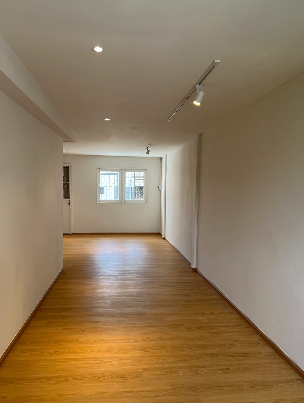 ทาวน์เฮ้าส์ ซอยเจริญนคร 14 / 3 ห้องนอน (ขายพร้อมผู้เช่า), Townhouse Soi Charoennakorn 14 / 3 Bedrooms (SALE WITH TENANT) DML002