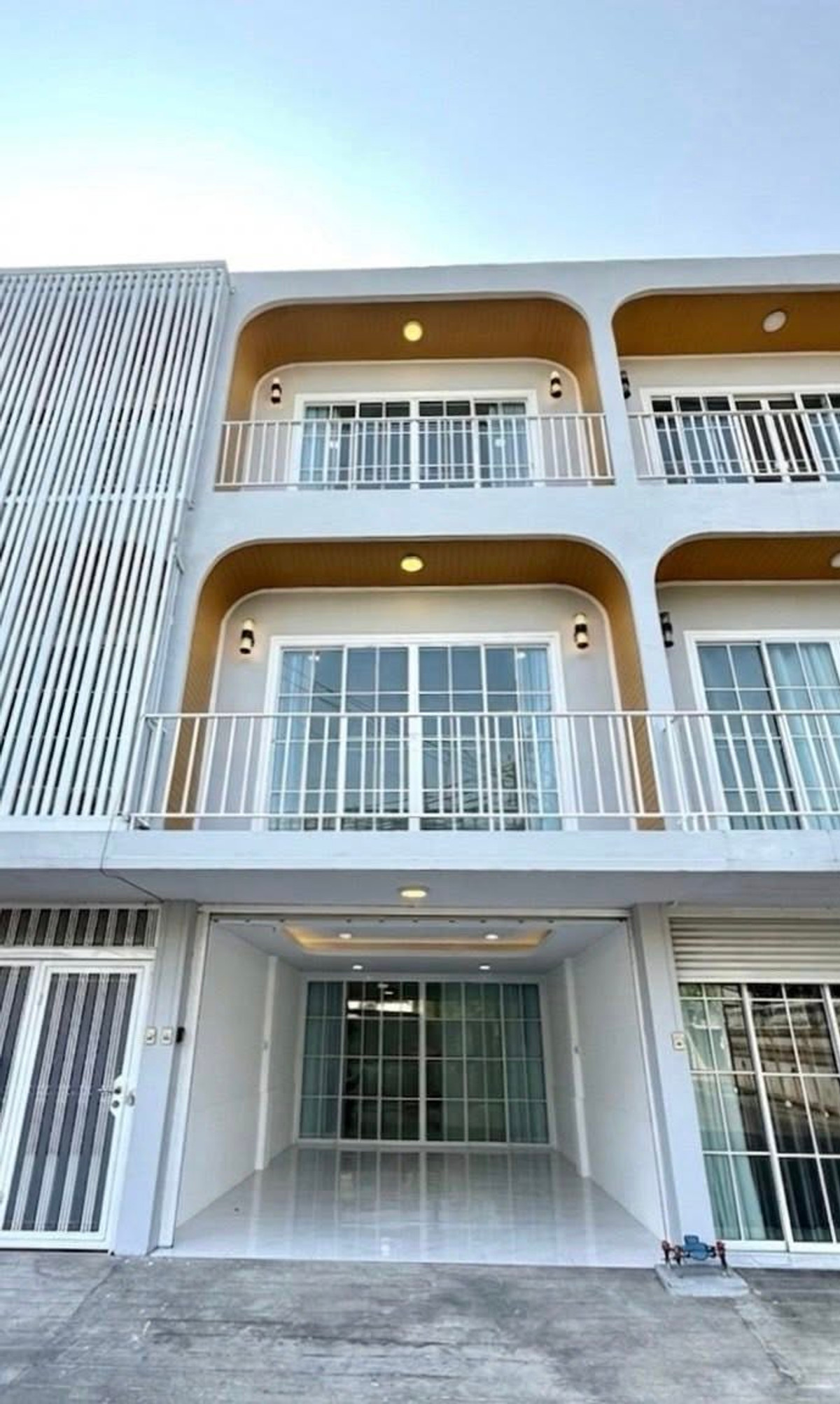 ทาวน์โฮม 3 ชั้น ซอย จรัญ 46 / 3 ห้องนอน (ขาย), Townhome 3-Storey Charan 46 / 3 Bedrooms (FOR SALE) BALL347
